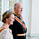 14. - 15. januar: Kong Harald og Dronning Sonja er til stede ved feiringen av Dronning Margrethes 40 år på den danske tronen. Ankommer gallamiddagen på Christiansborg (Foto: Krister Sørbø / Scanpix)